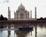 Воды Ямуны у стен Тадж Махала, фото сентября 2010 года, www.thehindu.com